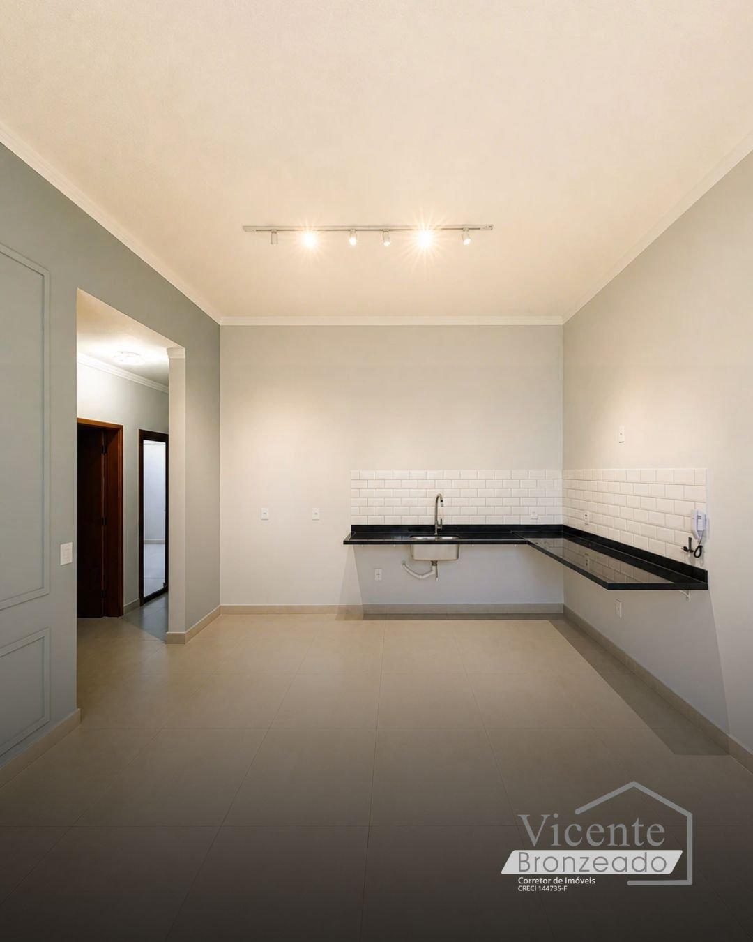 Cozinha integrada com bancada em granito preto e revestimento branco tipo metrô